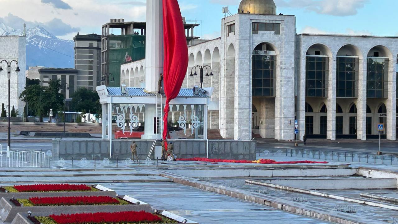 Непогода и сильный ветер спустили флаг на центральной площади Ала-Тоо в Бишкеке