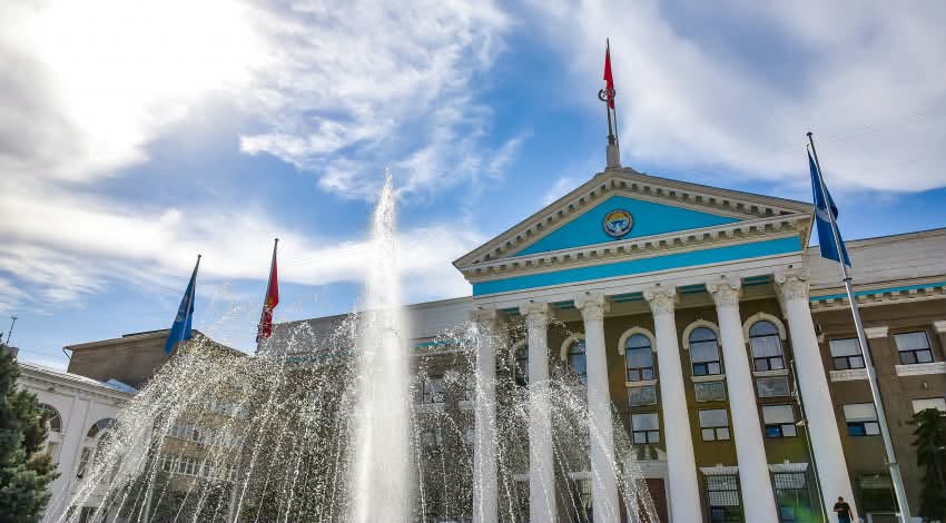 Мэрия прокомментировала ситуацию с забетонированным деревом на Жибек Жолу
