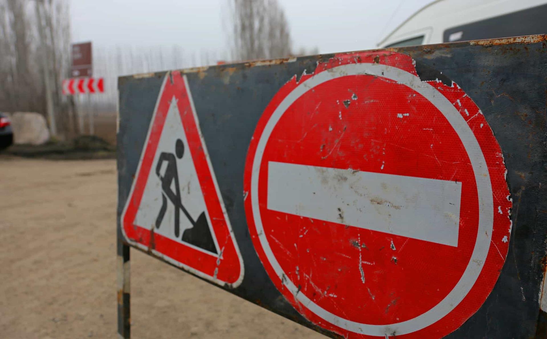 В Оше частично закрыли въездную дорогу из-за строительства перехода