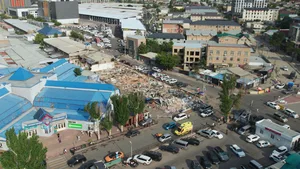 На рынке "Мадина" в Бишкеке снесли все кафе (видео)