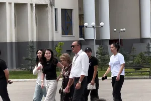 Дочь Садыра Жапарова раздала подарки детям в центре «Алтын балалык»
