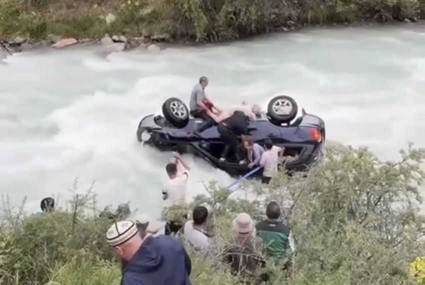 В Аламединском ущелье автомобиль с пассажирами сорвался с обрыва в воду