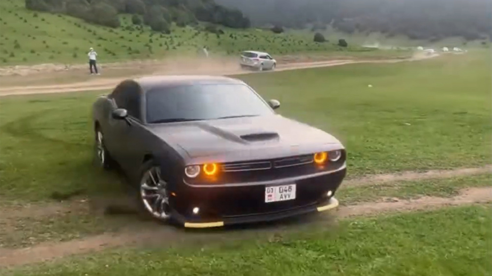 В Ноокате водитель Dodge Challenger устроил дрифт в зоне отдыха (видео)
