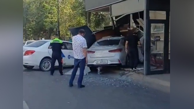 На проспекте Айтматова в Бишкеке две легковушки протаранили остановку