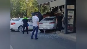 На проспекте Айтматова в Бишкеке две легковушки протаранили остановку