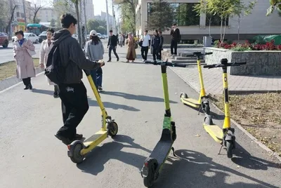 В Бишкеке пригрозили запретом самокатов из-за хаоса на улицах города