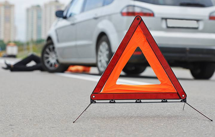 В Бишкеке автомобиль вылетел на тротуар. Погибла девушка