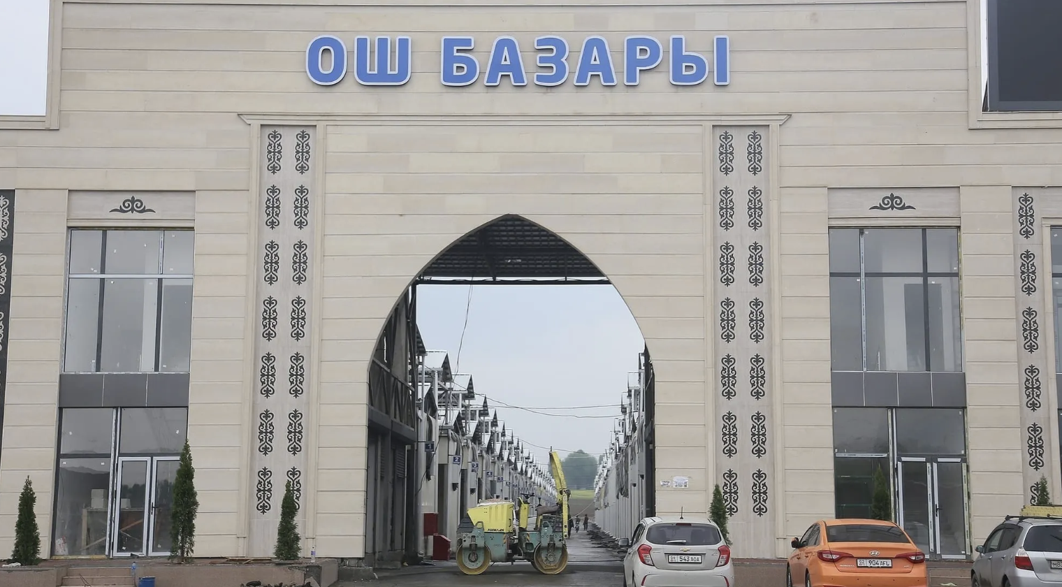 Ош: Недавно построенный муниципальный рынок снова затопило