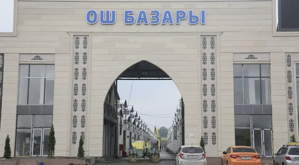 Ош: Недавно построенный муниципальный рынок снова затопило