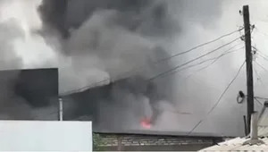 В Балыкчы загорелось здание на ул. Аманбаева (видео)