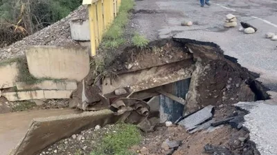 Сель повредил мост на дороге Ала-Бука — Кербен, движение грузовиков ограничено