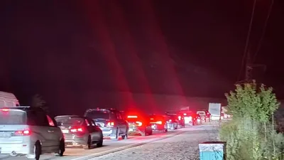 Массовое возвращение с Иссык-Куля: в Боомском ущелье встал транспорт