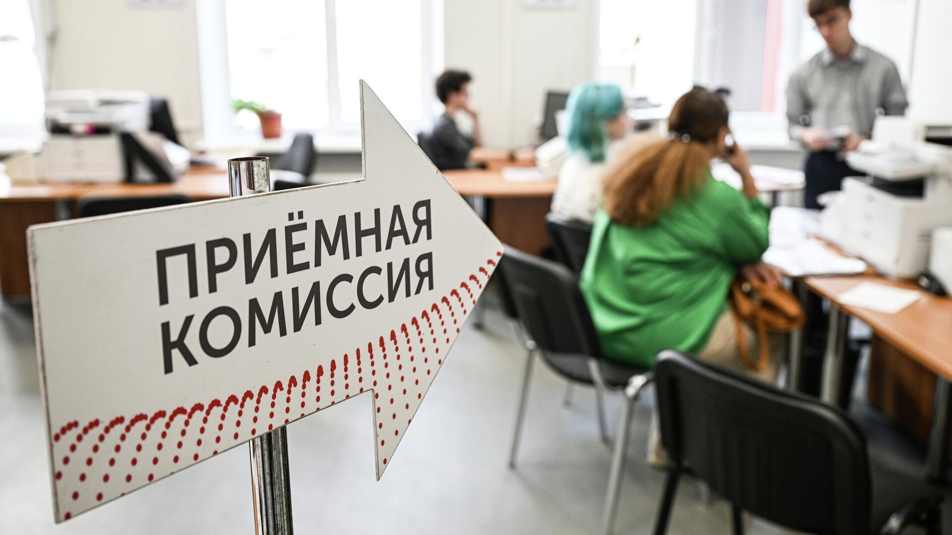 Почти 80 процентов зачисленных в вузы Кыргызстана поступили на контракт