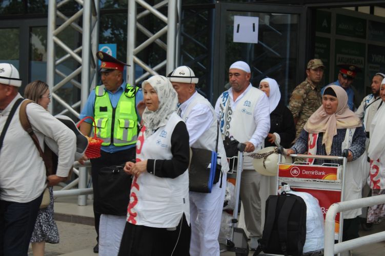 First group of Kyrgyz pilgrims returns from Saudi Arabia