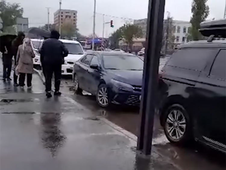 На проспекте Жибек Жолу в Бишкеке припаркованные машины заблокировали остановку