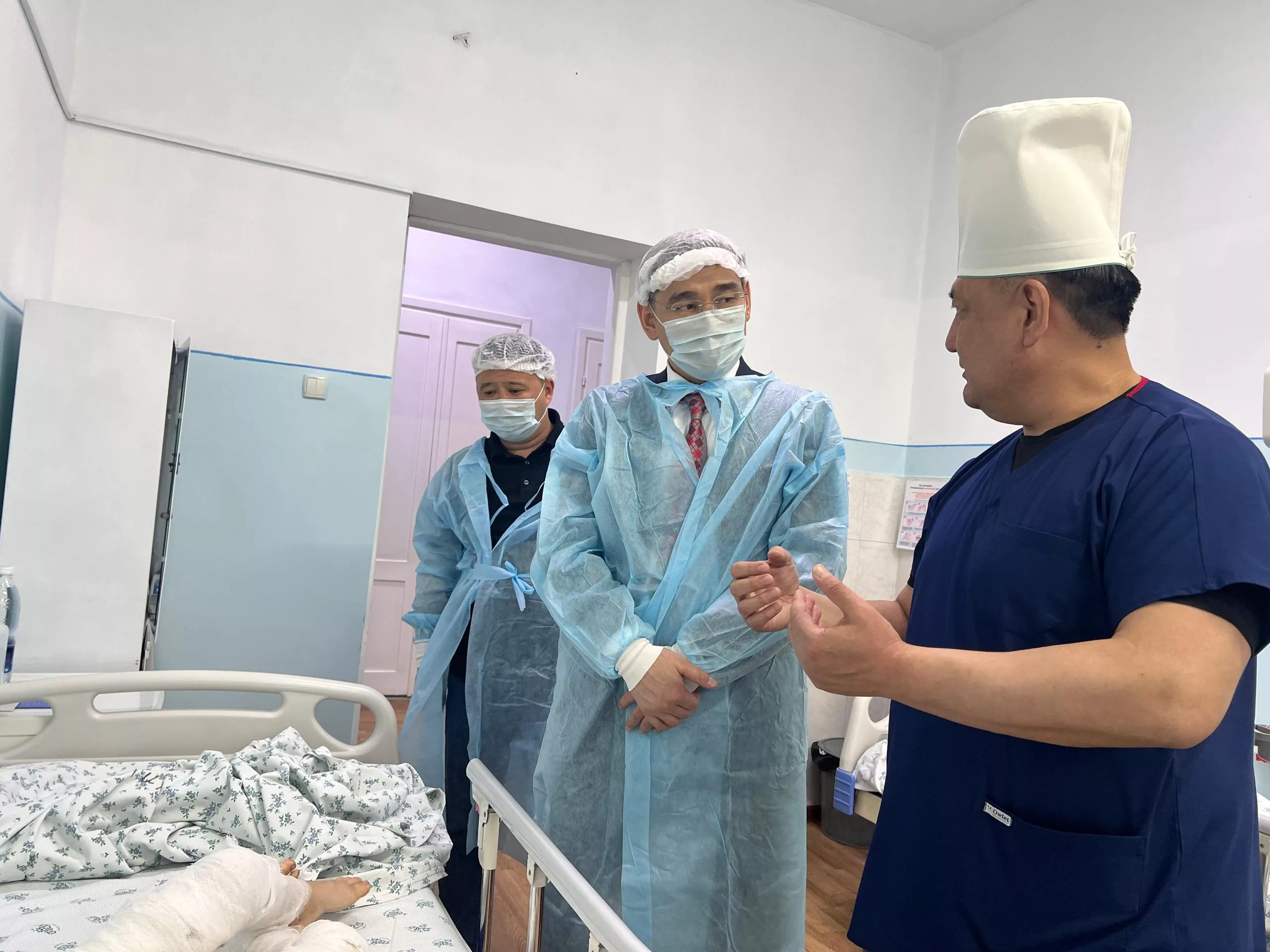 Министр здравоохранения КР ознакомился с состоянием ребёнка, пострадавшего от укусов собак