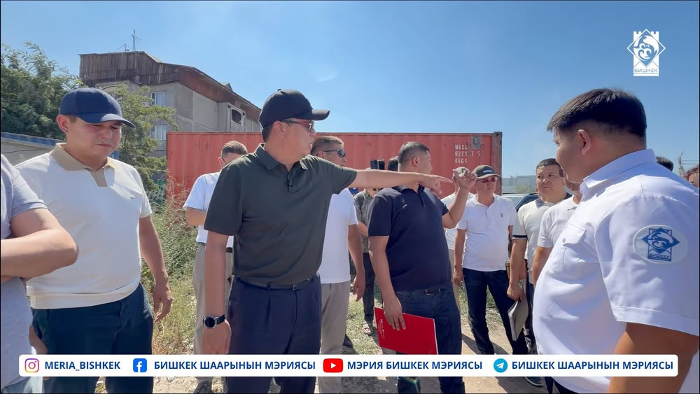 Мэр Бишкека поручил убрать все машины с зеленой зоны на улице Чокана Валиханова (видео)