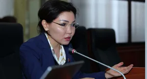 В парламенте Кыргызстана просят госохрану для Сурабалдиевой после перепалки с Ташиевым