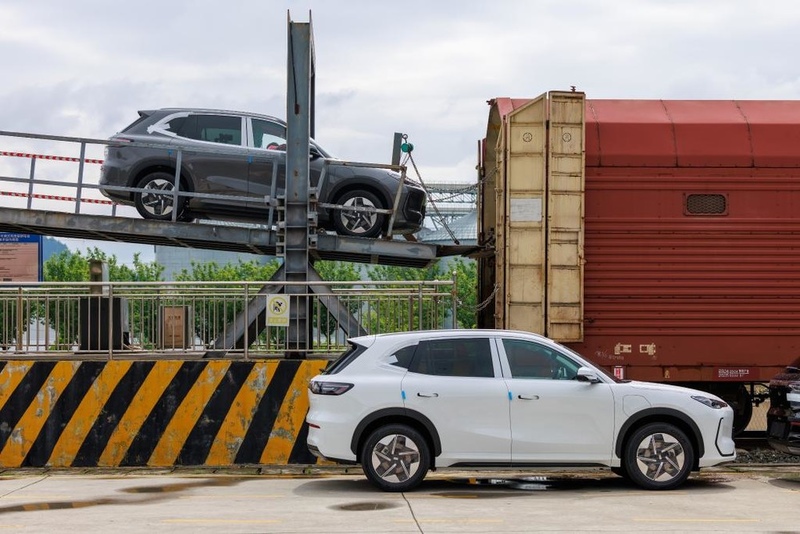 Train carrying 261 cars departs from Guizhou province to Central Asia for first time