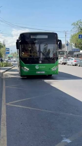 В Бишкеке уволили двух водителей автобусов за прием наличной оплаты