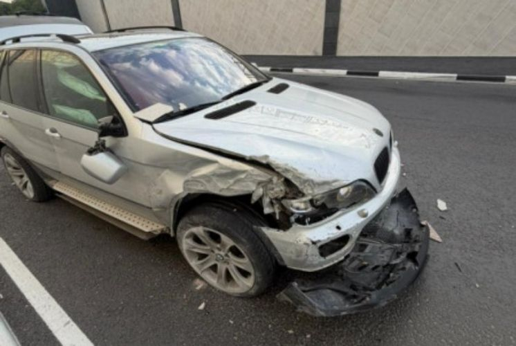 В Бишкеке автомобиль врезался в новый путепровод