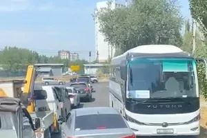 Автобус Минкультуры припарковался на встречной полосе. Водителя наказали