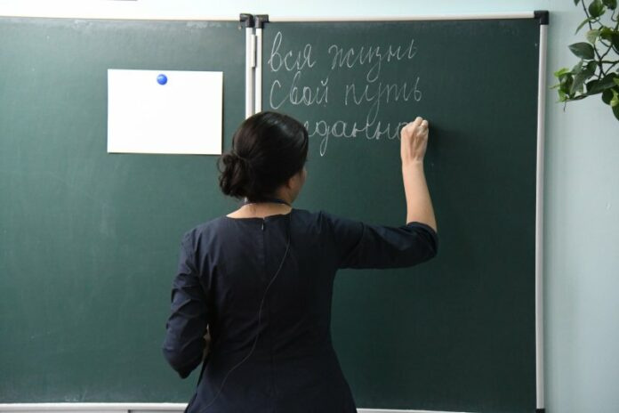 Учителей заставляют уходить в отпуск без содержания? Минпросвещения ответило на жалобы