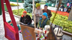 Выделить в магазинах места для продукции пожилых и ЛОВЗ предлагают в Кыргызстане