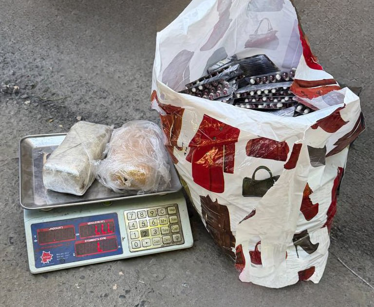 В Коканде задержали мужчину с 2 килограммами гашиша и тысячами психотропных таблеток. Видео