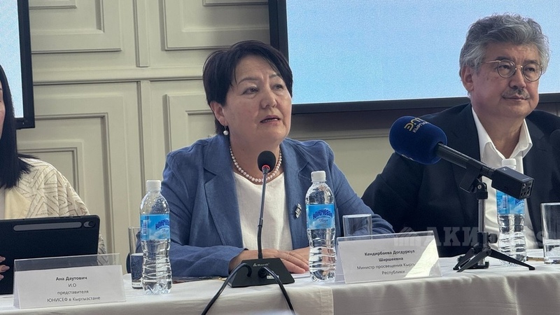 Minister of Education calls for modern, unbiased textbooks and digital learning materials