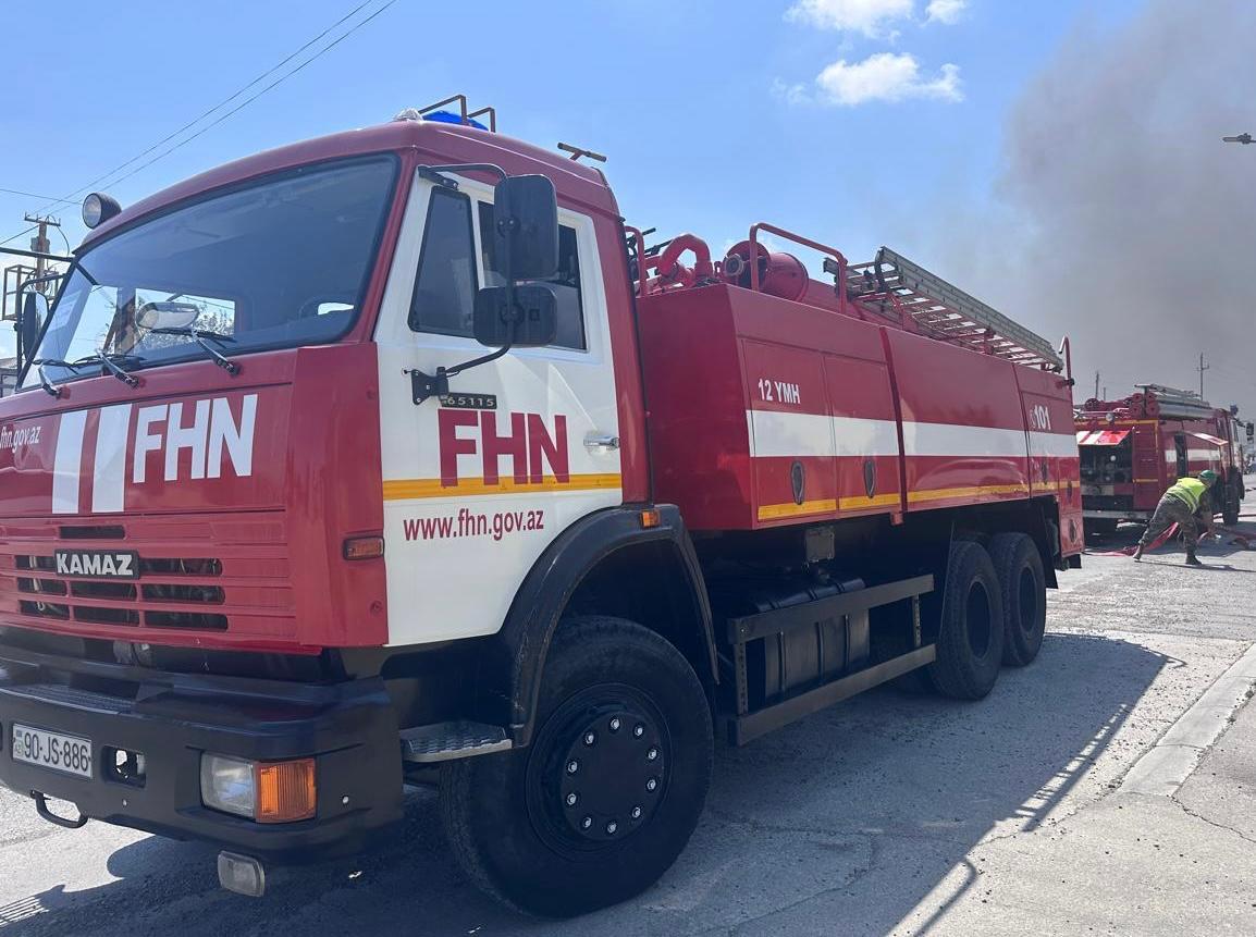Bakıda yük maşını yanıb
