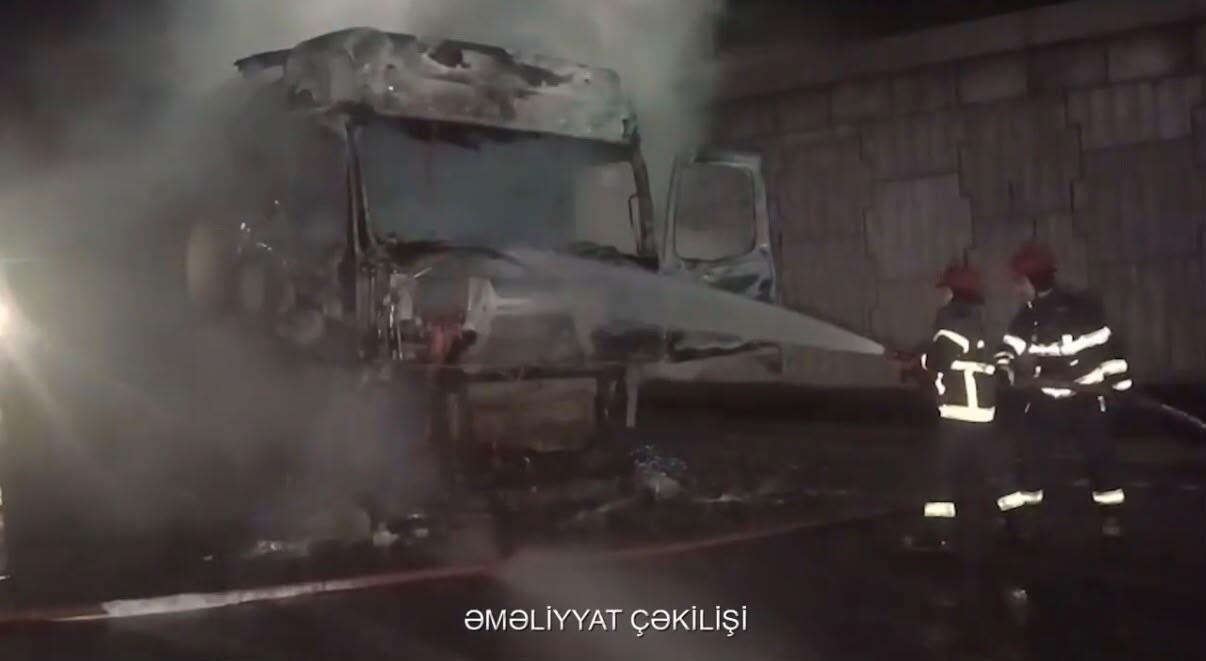 У автовокзала в Баку загорелся бензовоз