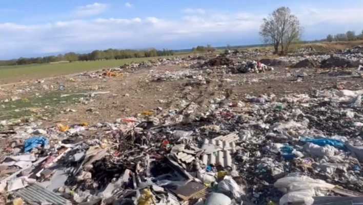 В соцсетях призывают обратить внимание на свалку в Ананьево (видео)