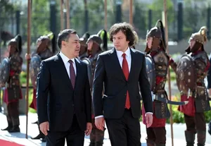 Georgian PM greets Kyrgyz soldiers with words “Salam, asker!”