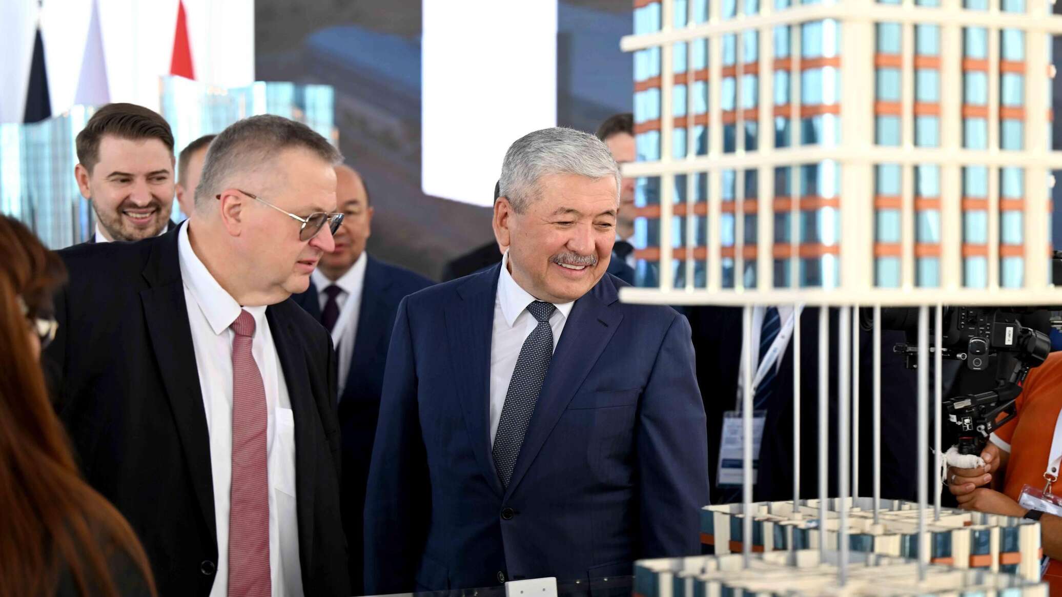 Касымалиев и Оверчук посетили выставку в Бостери в рамках Кыргызско-российского форума