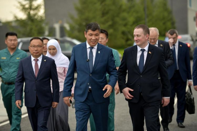 Bishkek Mayor demonstrates waste processing plant operation to Belarusian PM