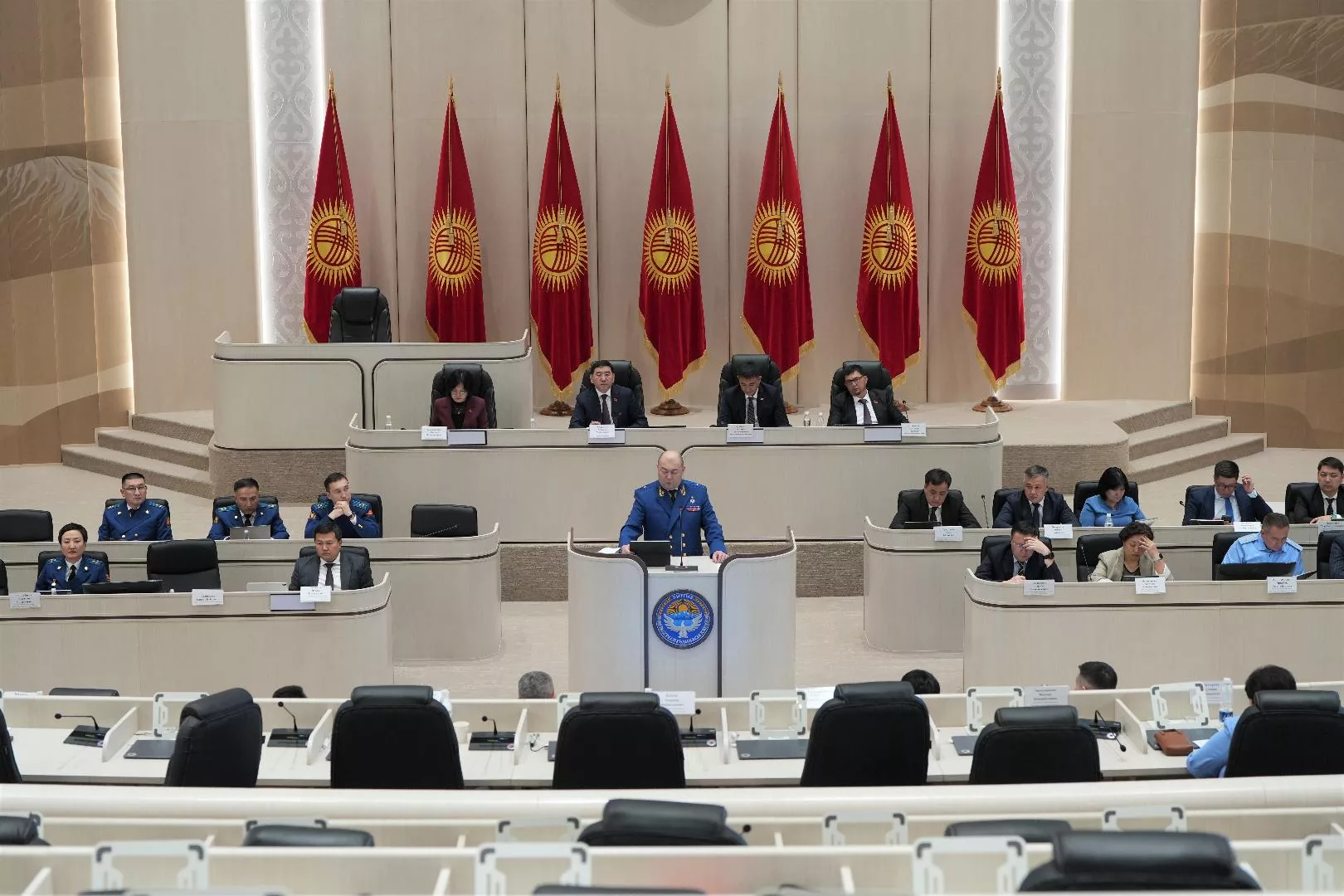 Депутаты парламента заслушивают отчет Генпрокурора о состоянии законности в Кыргызстане в 2025 году