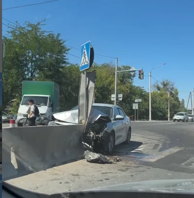Водитель уснул за рулем и врезался в ограждение на трассе Бишкек — Ош