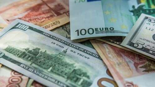 Курс валют: Банки продают доллар по 87,8 сома, рубль по 1,15-1,2 сома