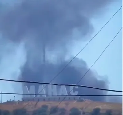 Черный дым накрыл въездную стелу города Манаса