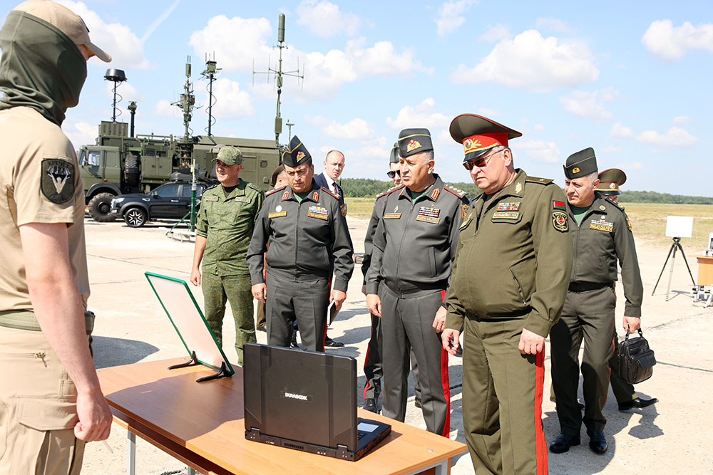 Керим Велиев посетил ряд военных объектов в Беларуси (ФОТО)