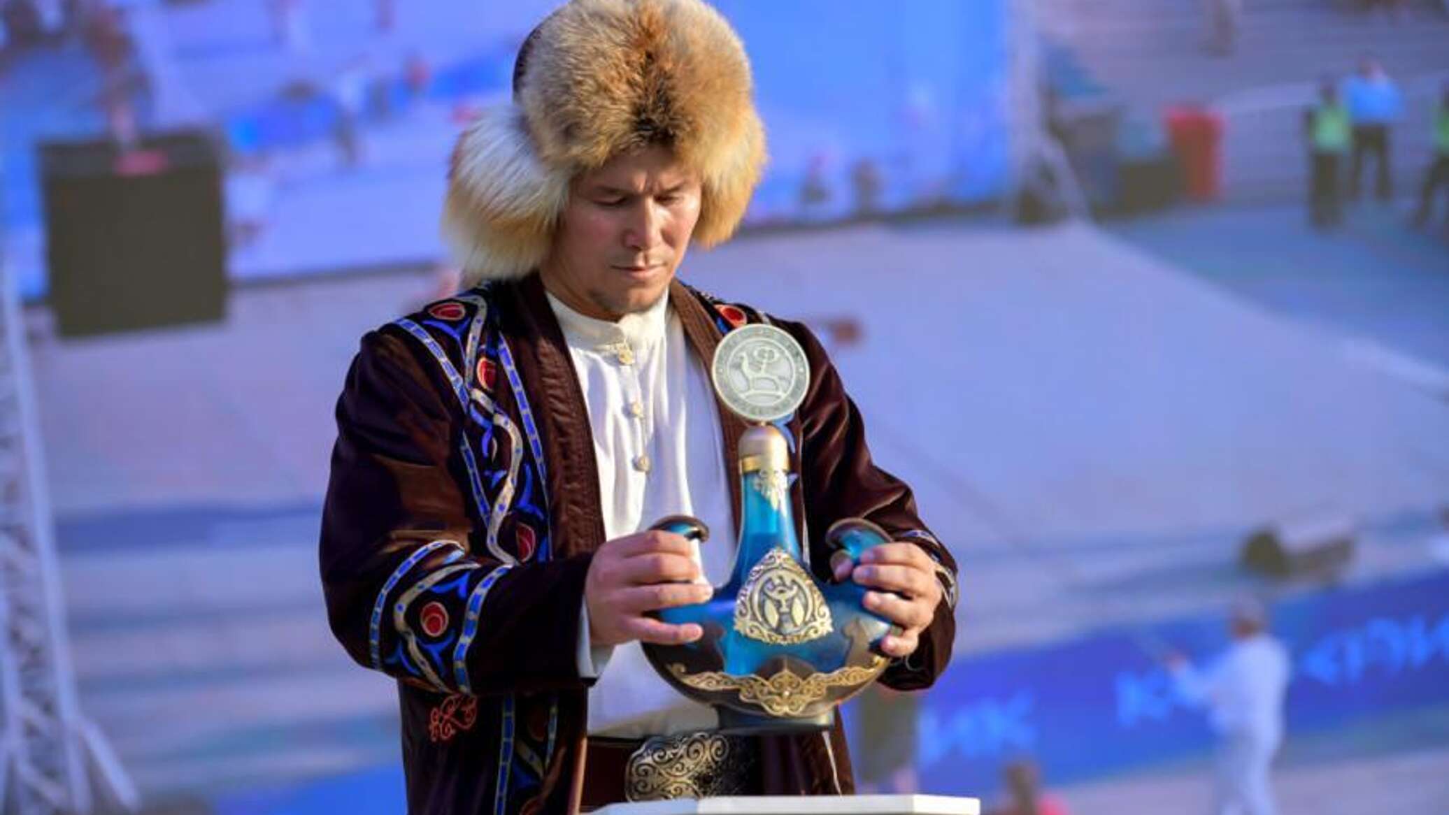 В Бишкеке провели церемонию чествования воды перед ВИК — фото