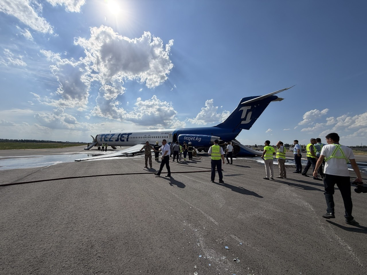 Самолет авиакомпании Tez Jet потерпел аварию при взлете в аэропорту "Манас"