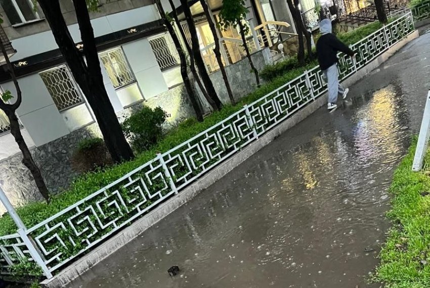 В центре Бишкека после дождей тротуары залило водой