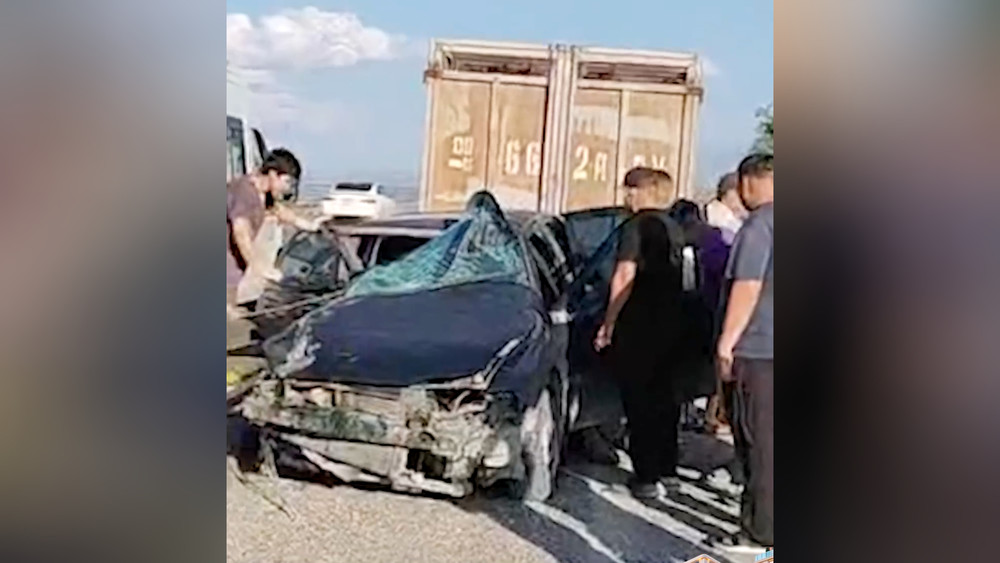Близ Балыкчы столкнулись Opel и Mercedes — трое пострадавших