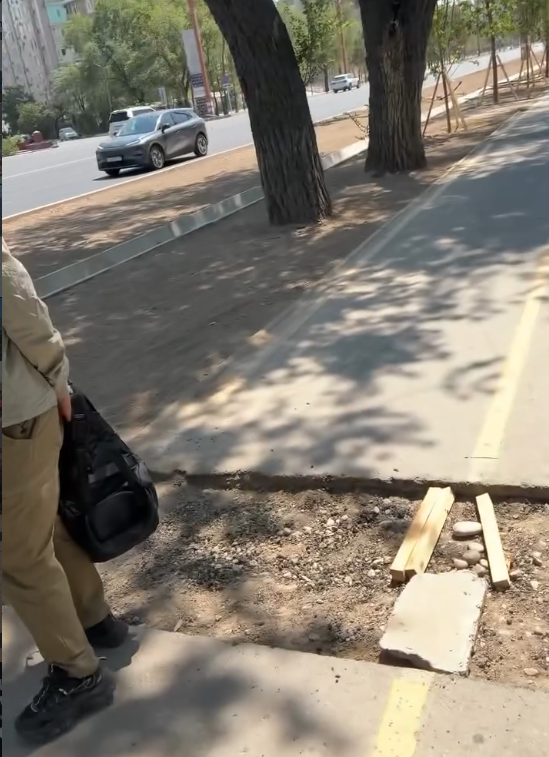 В Бишкеке велосипедист получил тяжелые травмы, упав в яму на велодорожке