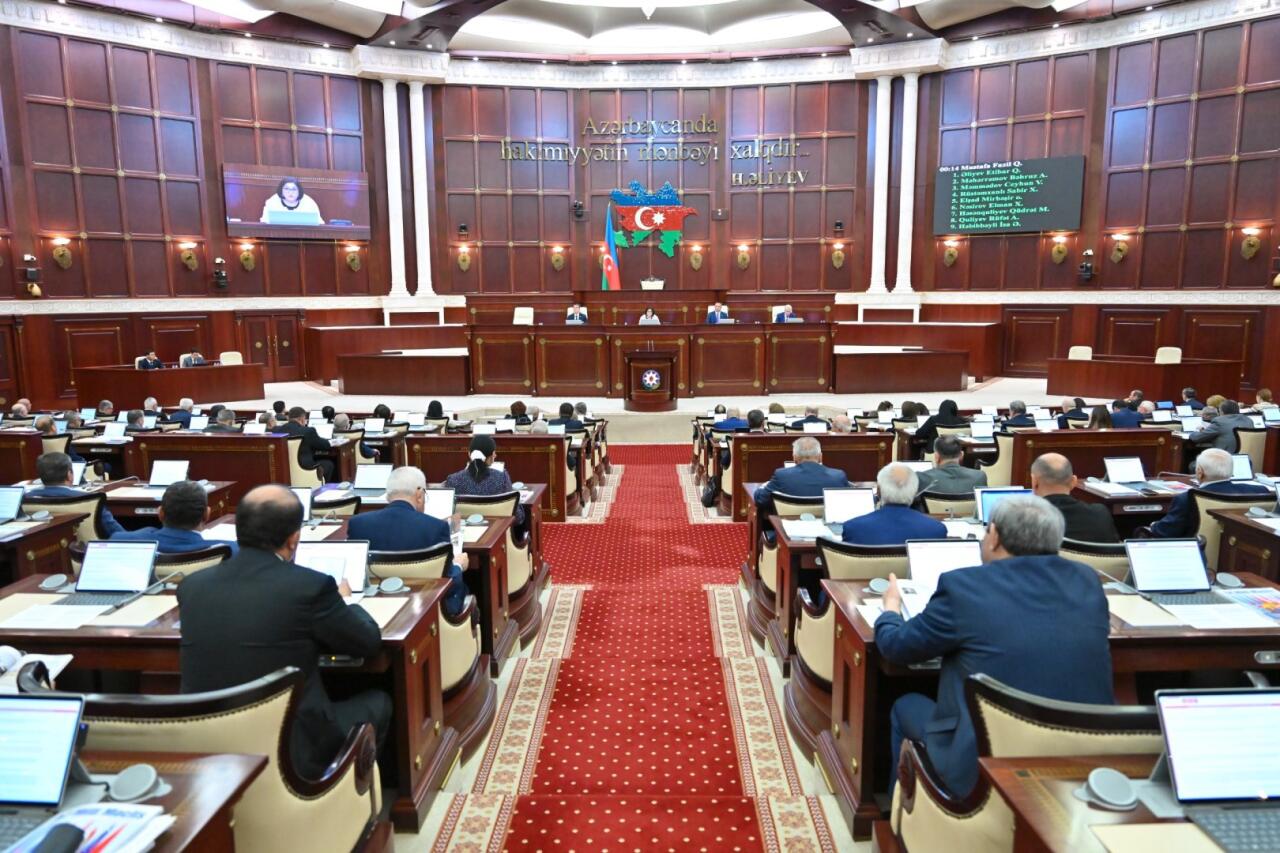 Проходит очередное пленарное заседание Милли Меджлиса