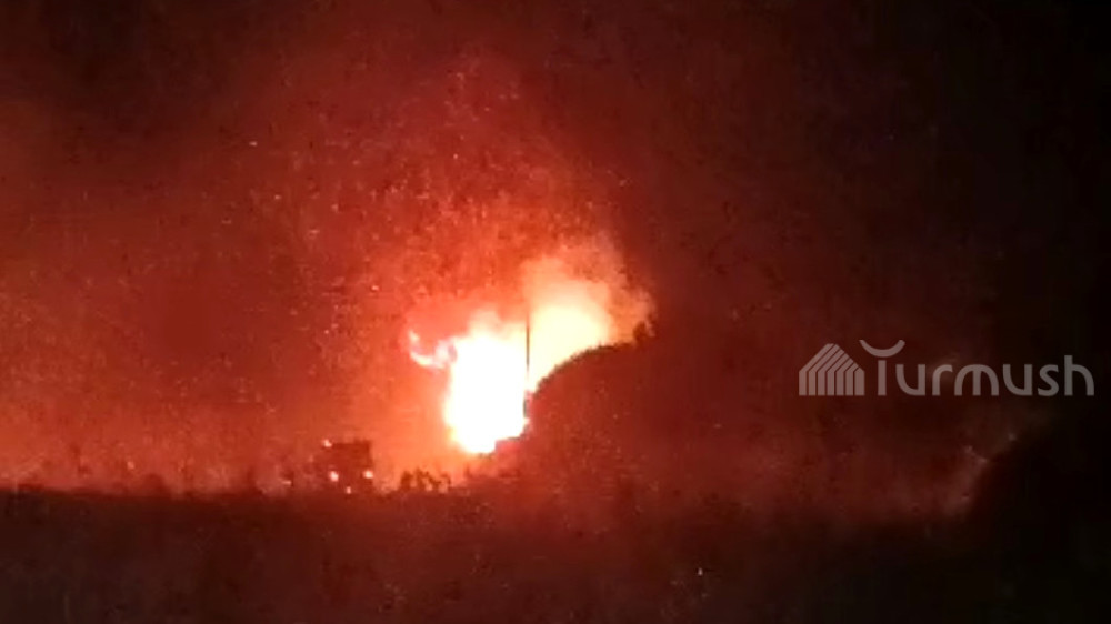 В Кара-Балте сильный пожар охватил поле рядом с жилыми домами