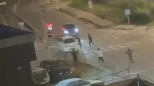 В Бишкеке группа парней пыталась напасть на минивэн посреди дороги (видео)