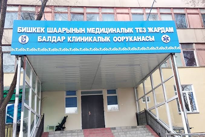 Упал с эскалатора в Бишкеке. Врачи рассказали о состоянии ребенка